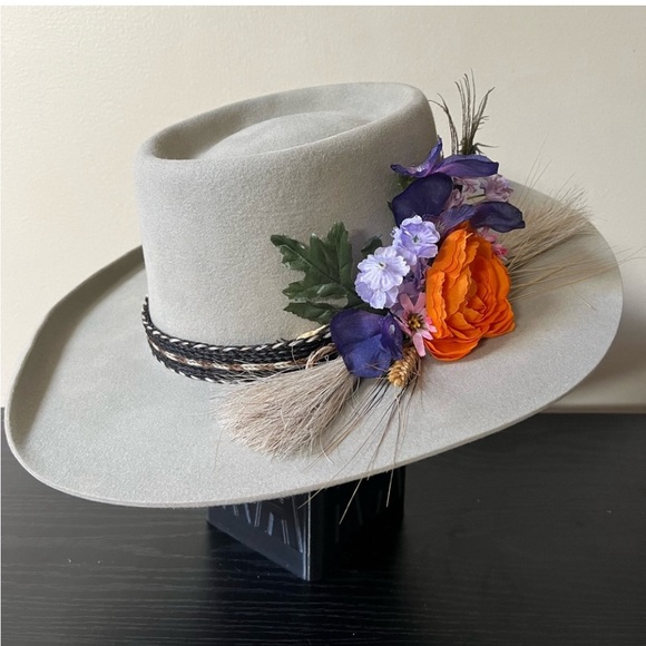 Baron hats Dylan hat 100 percent
BEAVER felt. Has artificial flowers. 59 7 3/8 - Picture 1 of 6